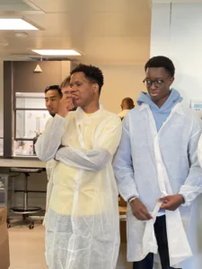 Stagiaires de la prépa apprentissage au sein d'un laboratoire d'anlayse ITGA