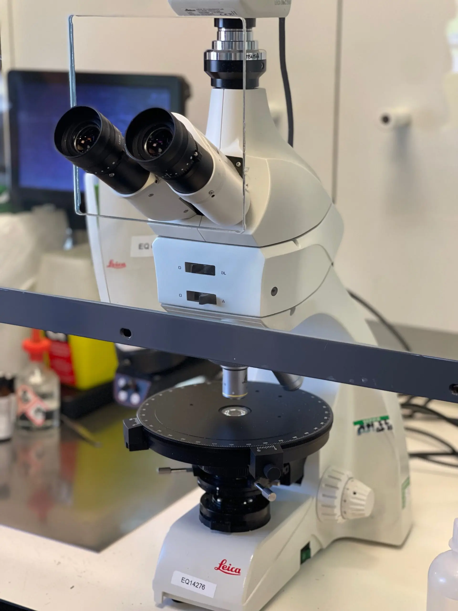 Microscope pour analyse en laboratoire