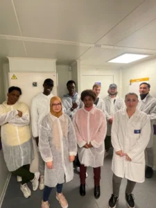 Photo de groupe de la prépa apprentissage, réalisée dans un laboratoire ITGA