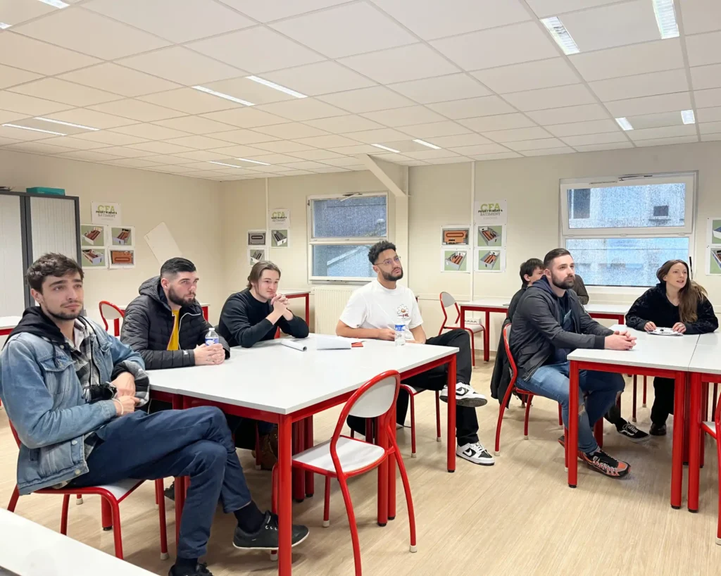 Alternants dans une salle de classe