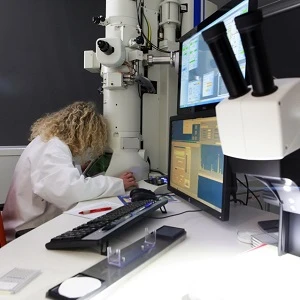 Technicienne de laboratoire utilise un Microscope Optique à Lumière Polarisée (MOLP)