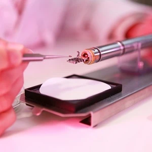 technicien-laboratoire-polluants-environnementaux.webp